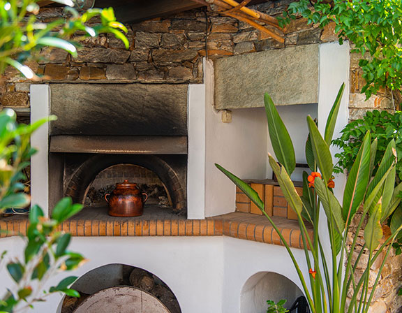 The wood oven and the barbeque at Margado